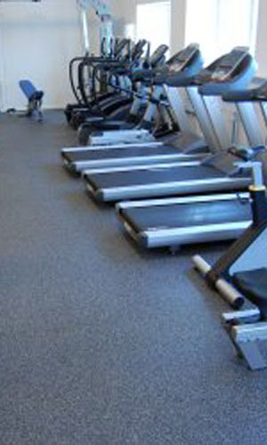 Everroll gummibelægning i fitnesscenter, elastisk gummigulv, sportsgulv