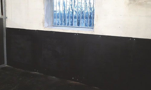 Sparkeplader - Vægbeklædning i hesteboks